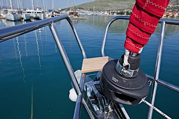 F�ren med rullfock p� segelb�ten Elan 45